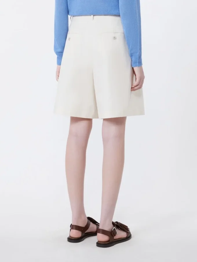 Bermudashorts i bomulds- og linnedcanvas, ecru Bermudashorts i bomulds- og linnedcanvas, ecru