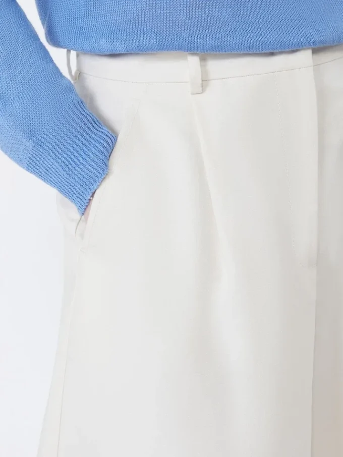 Bermudashorts i bomulds- og linnedcanvas, ecru Bermudashorts i bomulds- og linnedcanvas, ecru