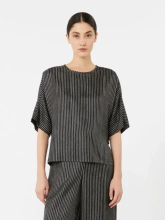 bluse i trykt silke sort hvid 2 330x440 - Bluse i trykt silke, sort hvid