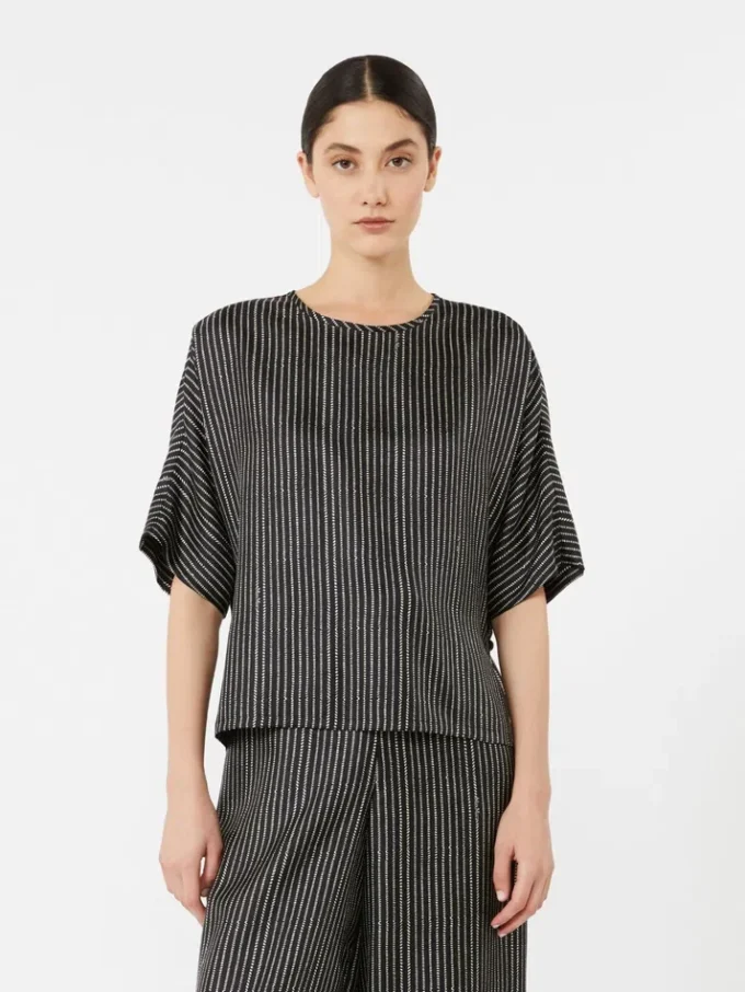 Bluse i trykt silke, sort hvid Bluse i trykt silke, sort hvid