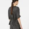 Bluse i trykt silke, sort hvid Bluse i trykt silke, sort hvid