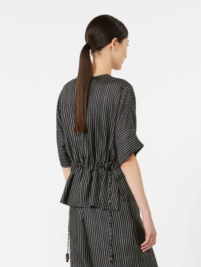 Bluse i trykt silke, sort hvid Bluse i trykt silke, sort hvid