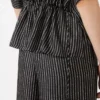 Bluse i trykt silke, sort hvid Bluse i trykt silke, sort hvid