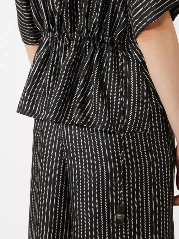 Bluse i trykt silke, sort hvid Bluse i trykt silke, sort hvid