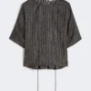 Bluse i trykt silke, sort hvid Bluse i trykt silke, sort hvid