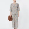 Bluse i trykt silkecrepe de chine, lyseblå Bluse i trykt silkecrepe de chine, lyseblå