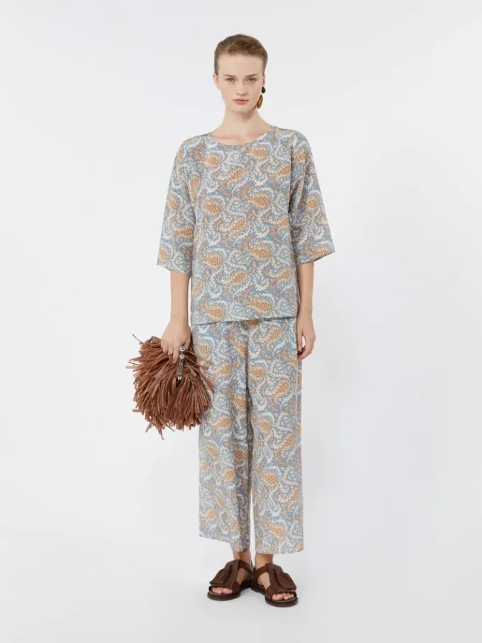 Bluse i trykt silkecrepe de chine, lyseblå Bluse i trykt silkecrepe de chine, lyseblå