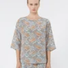 Bluse i trykt silkecrepe de chine, lyseblå Bluse i trykt silkecrepe de chine, lyseblå