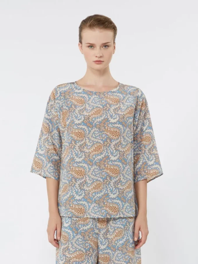 Bluse i trykt silkecrepe de chine, lyseblå Bluse i trykt silkecrepe de chine, lyseblå
