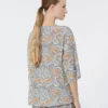 Bluse i trykt silkecrepe de chine, lyseblå Bluse i trykt silkecrepe de chine, lyseblå