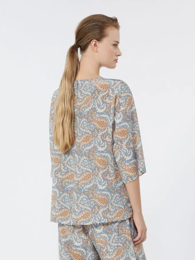 Bluse i trykt silkecrepe de chine, lyseblå Bluse i trykt silkecrepe de chine, lyseblå