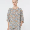 Bluse i trykt silkecrepe de chine, lyseblå Bluse i trykt silkecrepe de chine, lyseblå