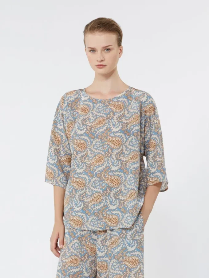 Bluse i trykt silkecrepe de chine, lyseblå Bluse i trykt silkecrepe de chine, lyseblå