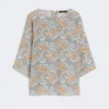 Bluse i trykt silkecrepe de chine, lyseblå Bluse i trykt silkecrepe de chine, lyseblå