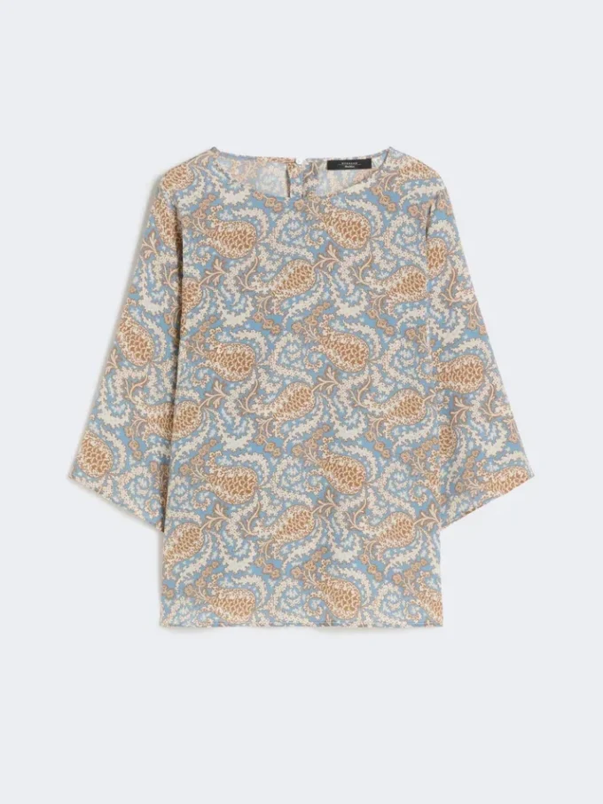 Bluse i trykt silkecrepe de chine, lyseblå Bluse i trykt silkecrepe de chine, lyseblå