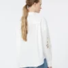 Bomuldsbluse med blonder og broderier, hvid Bomuldsbluse med blonder og broderier, hvid