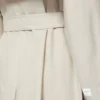 Bred vandafvisende trenchcoat i twill, naturfarvet Bred vandafvisende trenchcoat i twill, naturfarvet