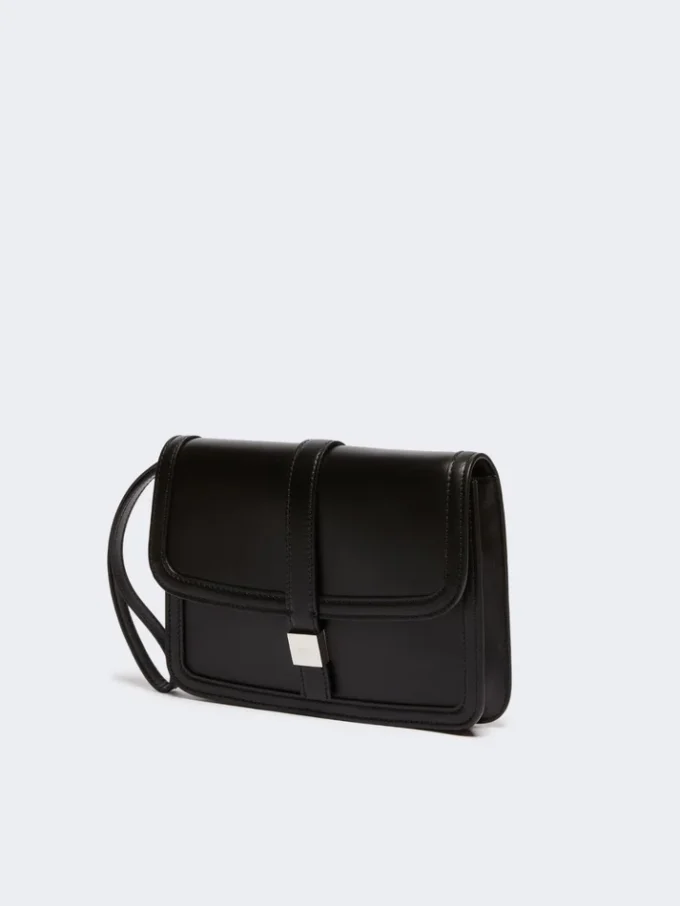 Clutch i glat læder, sort Clutch i glat læder, sort