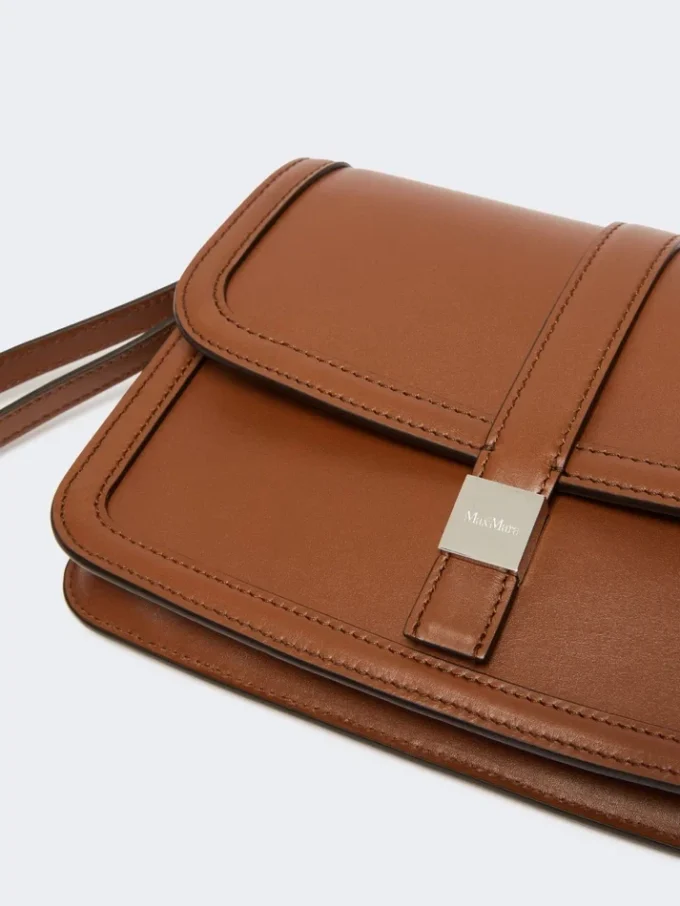 Clutch i glat læder, tobak Clutch i glat læder, tobak