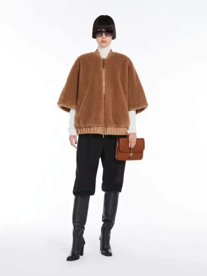 Clutch i glat læder, tobak Clutch i glat læder, tobak