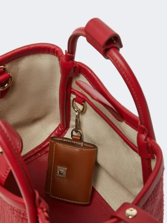 Ekstra lille marine taske i raffia-look med kurveflet, rød