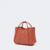 Ekstra lille marine taske i raffia-look med kurveflet, terrakotta
