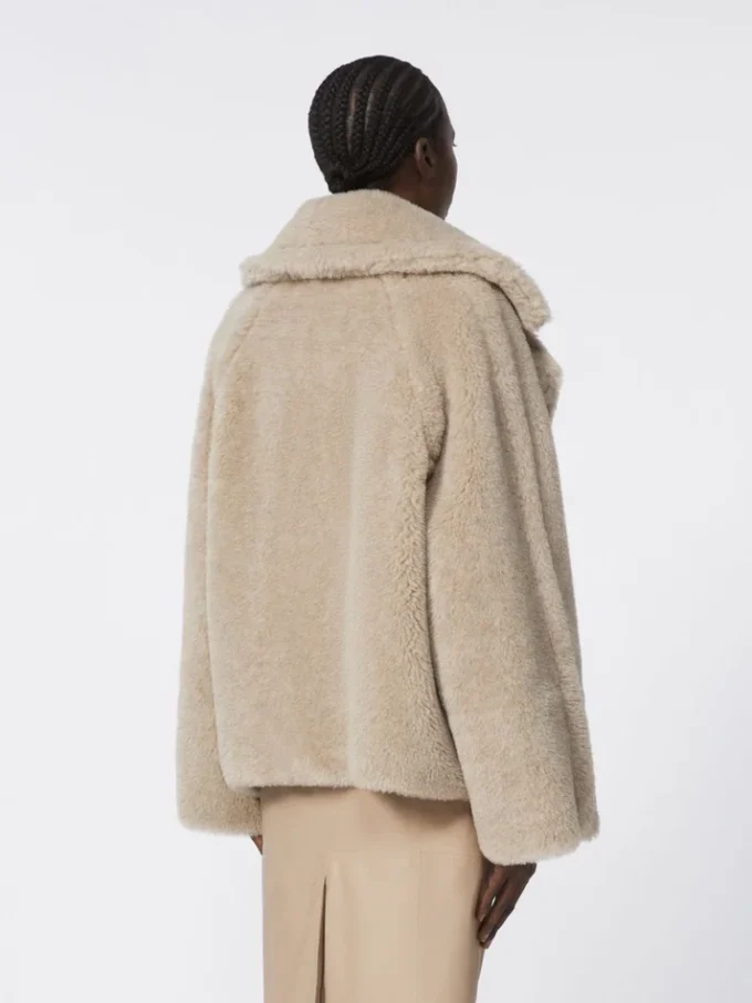 Frakke i alpaca og kashmir med teddy-struktur, sand Frakke i alpaca og kashmir med teddy-struktur, sand