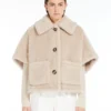 Kappe i alpaca og uld-teddy-stof, beige Kappe i alpaca og uld-teddy-stof, beige