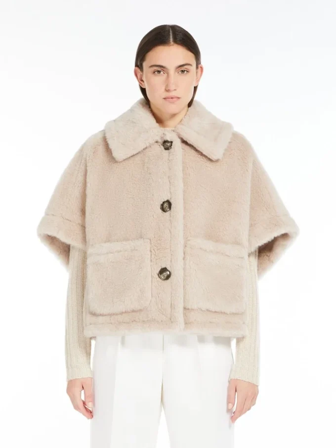 Kappe i alpaca og uld-teddy-stof, beige Kappe i alpaca og uld-teddy-stof, beige