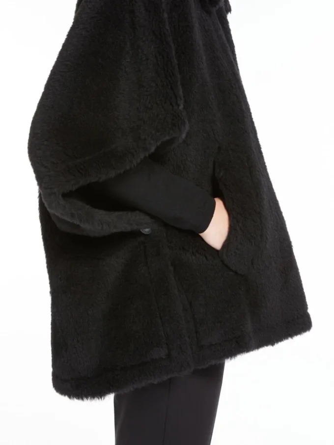 Kappe i alpaca og uld-teddy-stof, sort Kappe i alpaca og uld-teddy-stof, sort