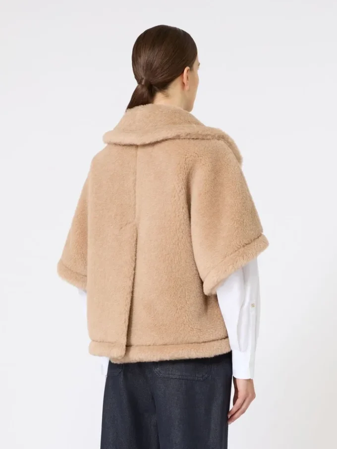 Kappe i teddy-stof af alpaca og kashmir med boxy-pasform, beige Kappe i teddy-stof af alpaca og kashmir med boxy-pasform, beige