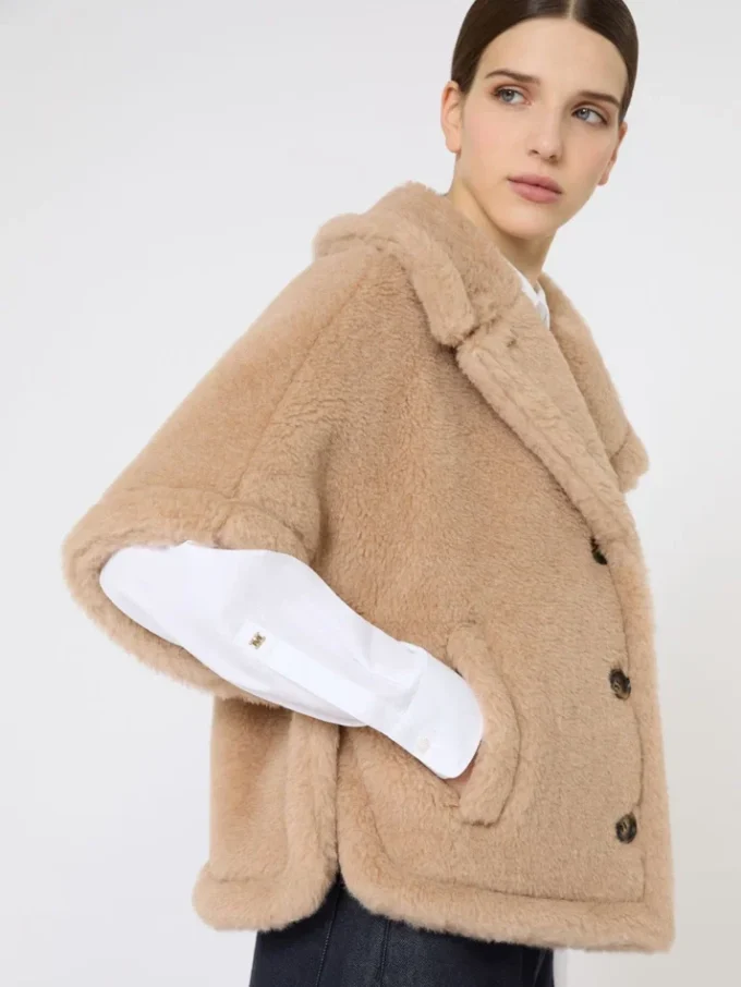 Kappe i teddy-stof af alpaca og kashmir med boxy-pasform, beige Kappe i teddy-stof af alpaca og kashmir med boxy-pasform, beige