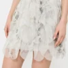 Kort nederdel med kronblade i printet organza, perlegrå Kort nederdel med kronblade i printet organza, perlegrå