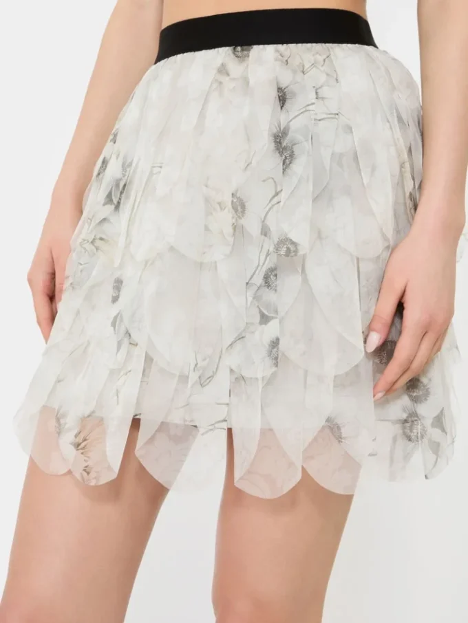 Kort nederdel med kronblade i printet organza, perlegrå Kort nederdel med kronblade i printet organza, perlegrå