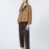 Kort vandafvisende trenchcoat i twill, brun Kort vandafvisende trenchcoat i twill, brun