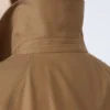Kort vandafvisende trenchcoat i twill, brun Kort vandafvisende trenchcoat i twill, brun