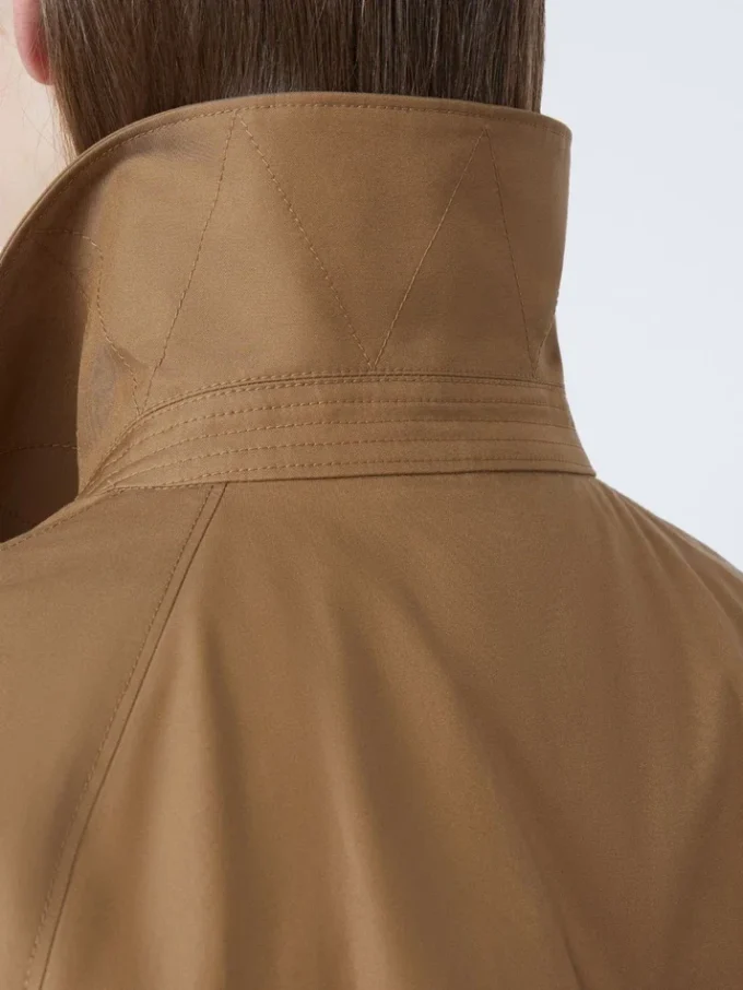 Kort vandafvisende trenchcoat i twill, brun Kort vandafvisende trenchcoat i twill, brun
