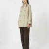Kort vandafvisende trenchcoat i twill, sand Kort vandafvisende trenchcoat i twill, sand