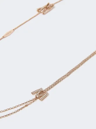 Lang halskæde med monogramdetaljer, elfenben