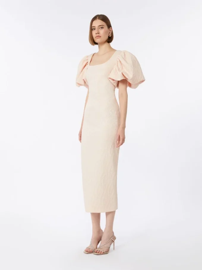 Lang jacquard-cloque-kjole, pudderfarvet Lang jacquard-cloque-kjole, pudderfarvet