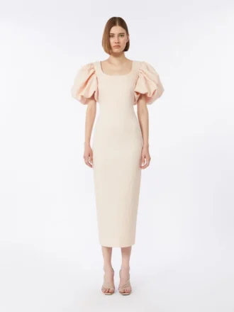 Lang jacquard-cloque-kjole, pudderfarvet