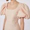 Lang jacquard-cloque-kjole, pudderfarvet Lang jacquard-cloque-kjole, pudderfarvet