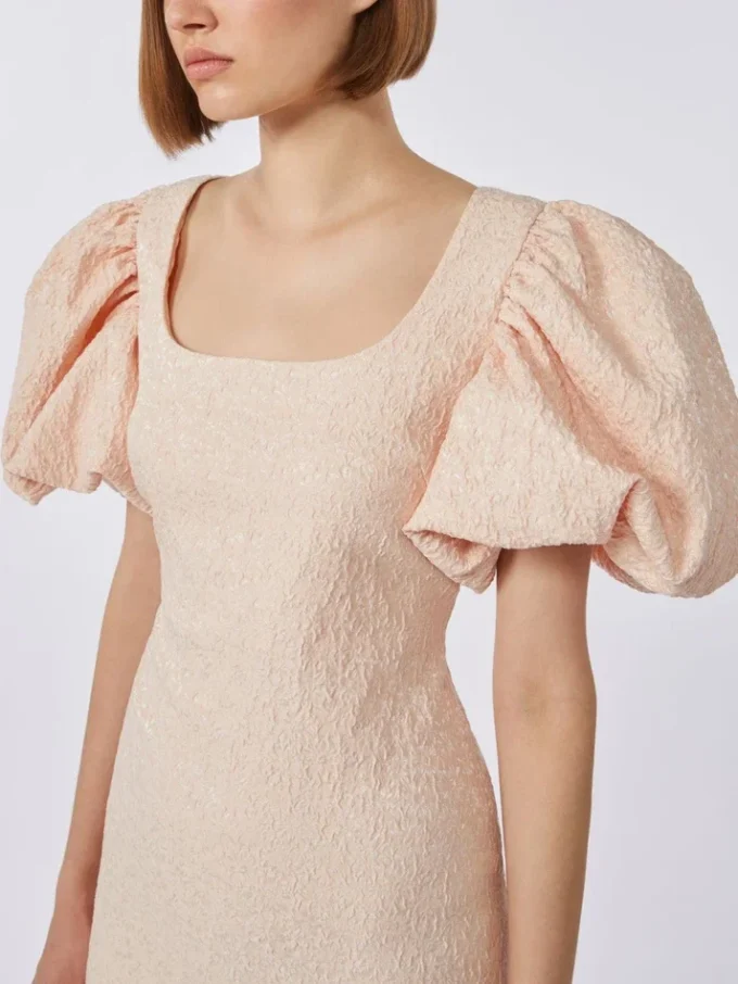 Lang jacquard-cloque-kjole, pudderfarvet Lang jacquard-cloque-kjole, pudderfarvet