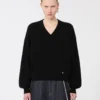 Løstsiddende sweater i uld og kashmir, sort Løstsiddende sweater i uld og kashmir, sort