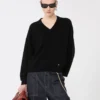 Løstsiddende sweater i uld og kashmir, sort Løstsiddende sweater i uld og kashmir, sort