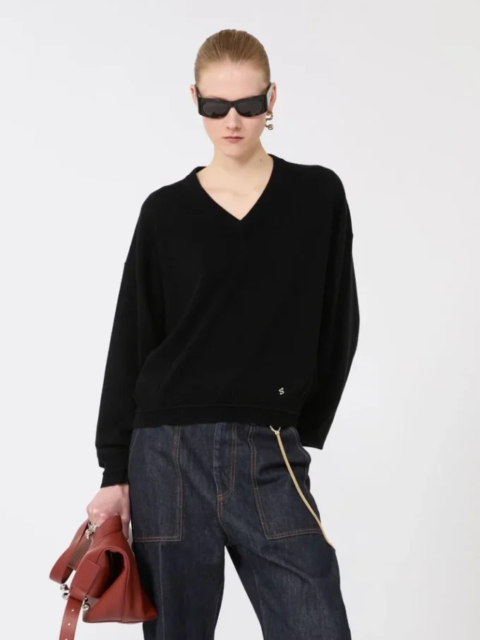 Løstsiddende sweater i uld og kashmir, sort Løstsiddende sweater i uld og kashmir, sort