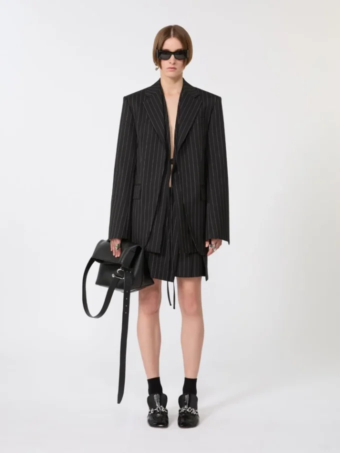 Mini-nederdel i gabardine med nålestriber, sort