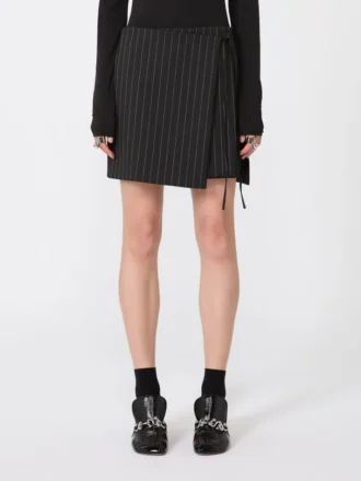 Mini-nederdel i gabardine med nålestriber, sort Mini-nederdel i gabardine med nålestriber, sort
