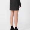 Mini-nederdel i gabardine med nålestriber, sort