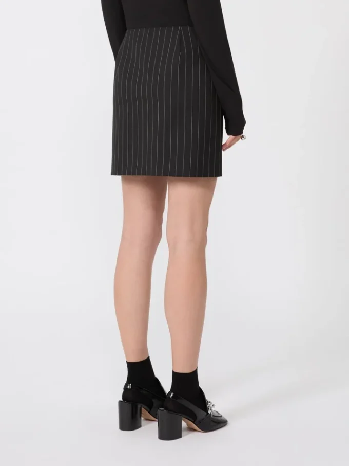 Mini-nederdel i gabardine med nålestriber, sort